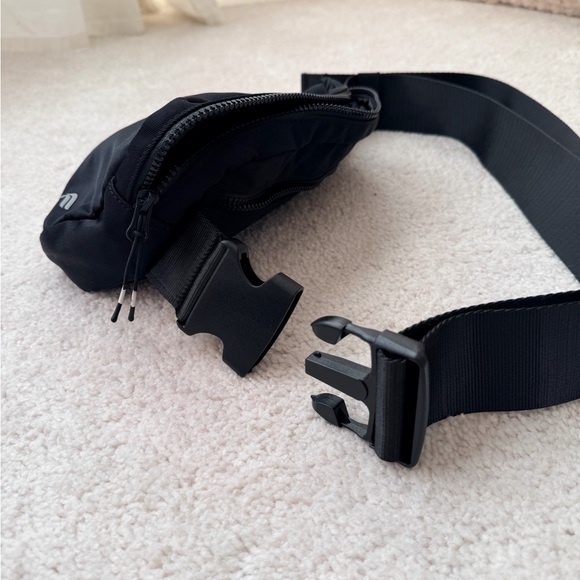 Fabletics “The Big Belt Bag” in black - Picture 11 of 11